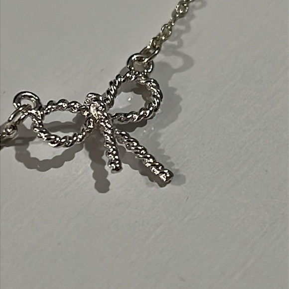 Silvertone bow necklace new - Picture 4 of 4